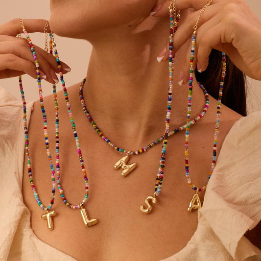 Modische Halskette mit 26 Buchstaben-Anhänger und bunten Perlen