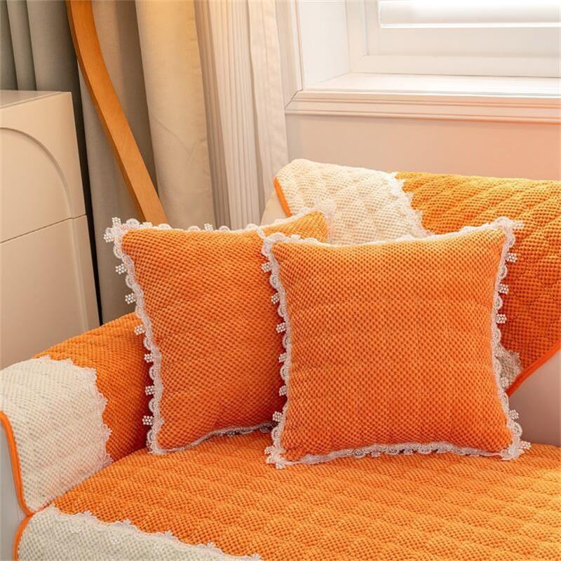 🛋️ 50% DE DESCONTO – Capa de Sofá em Moleskine com Bloco de Cores e Renda | Antiderrapante, decorativa & fácil de colocar ✨🧵