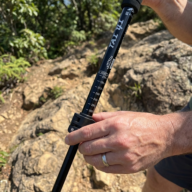 ⛰️ DESCONTO DE 50% POR TEMPO LIMITADO! ✨ Bastão de caminhada ajustável em liga de alumínio – Resistente, com amortecimento de choques, leve 🌲